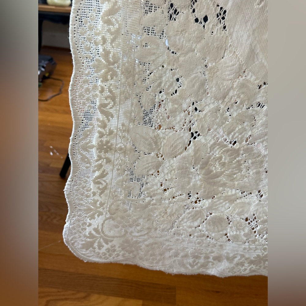 Gorgeous Large Vintage Cream Lace Tablecloth - Picture 10 of 10